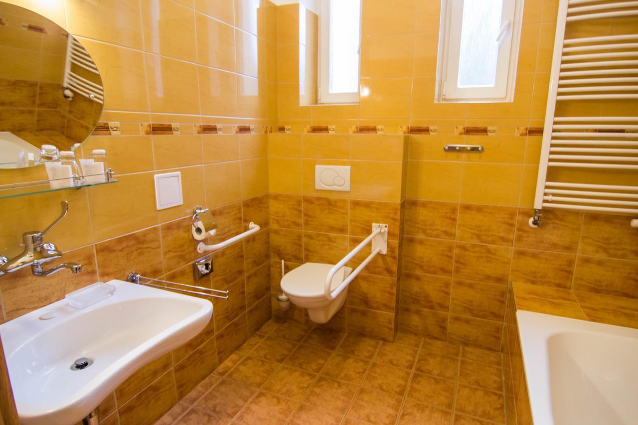Hotel Hron Náchod Zewnętrze zdjęcie