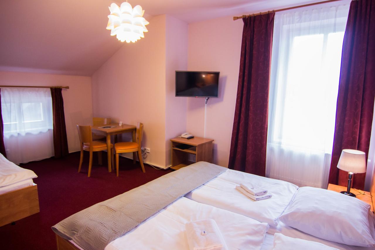 Hotel Hron Náchod Zewnętrze zdjęcie